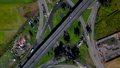 Vista-Superior-De-Drones-De-Un-Intercambio-De-Hojas-De-Trébol-En-Una-Pequeña-Carretera-En-La-Encantadora-Ciudad-De-Chalco-México