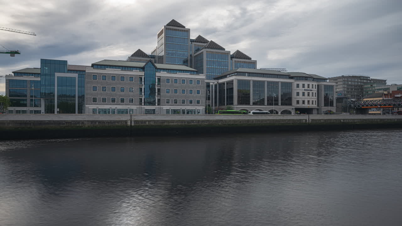 İrlanda'daki Dublin Şehri'nde gündüz yol trafiğinin ve yürüyen insanların panoramik hızlandırılmış çekimi.