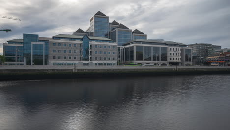 Lapso-De-Tiempo-Panorámico-Del-Tráfico-Por-Carretera-Durante-El-Día-Y-La-Gente-Caminando-En-La-Ciudad-De-Dublín-En-Irlanda