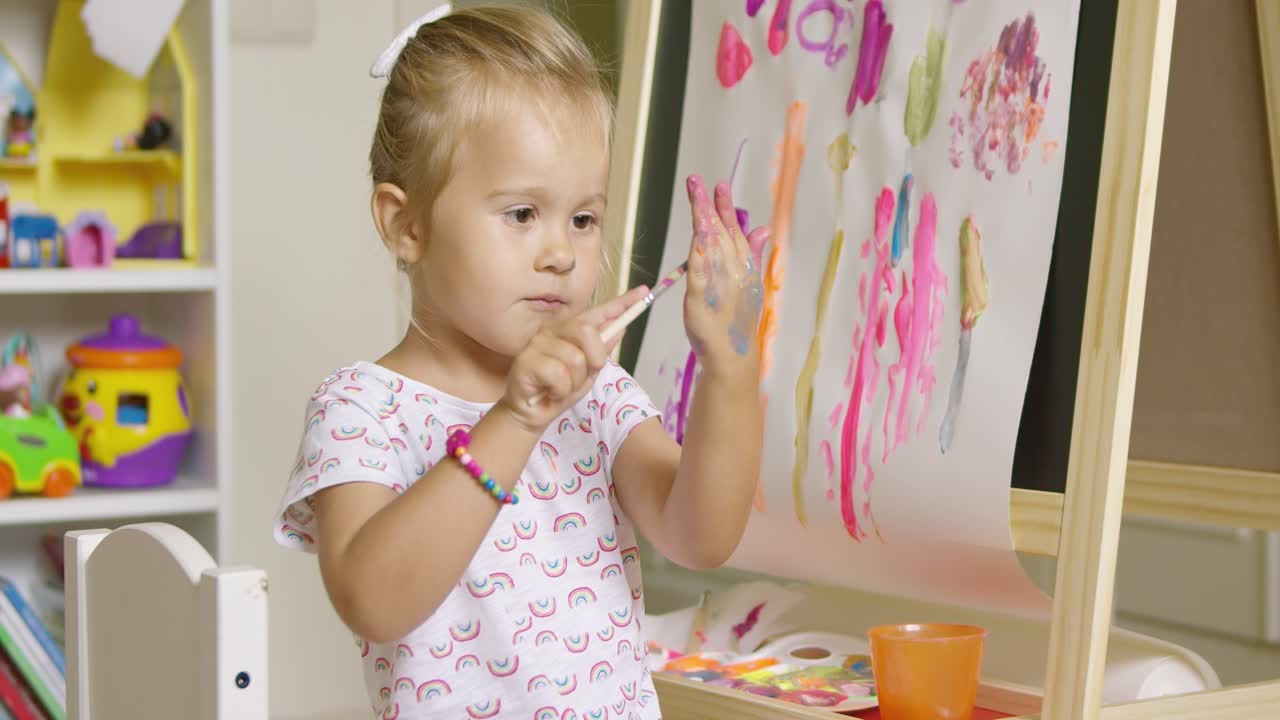 artista chica linda creando un resumen colorido