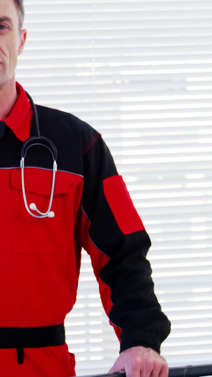 스트레처 를 들고 서 있는 남성 구급대원 의 초상화