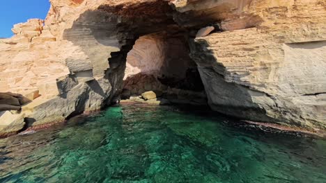 la escarpada costa de mallorca en el área de santanyi