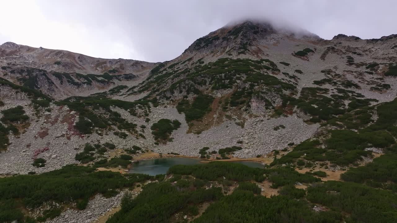 Ripresa aerea di pendii rocciosi e sentieri forestali nel Pirin, Bulgaria