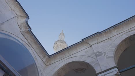 minaretes y arcos de una mezquita