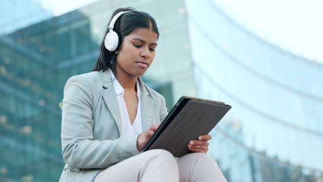 Mujer-De-Negocios-Seria-Escribiendo-En-Una-Tableta