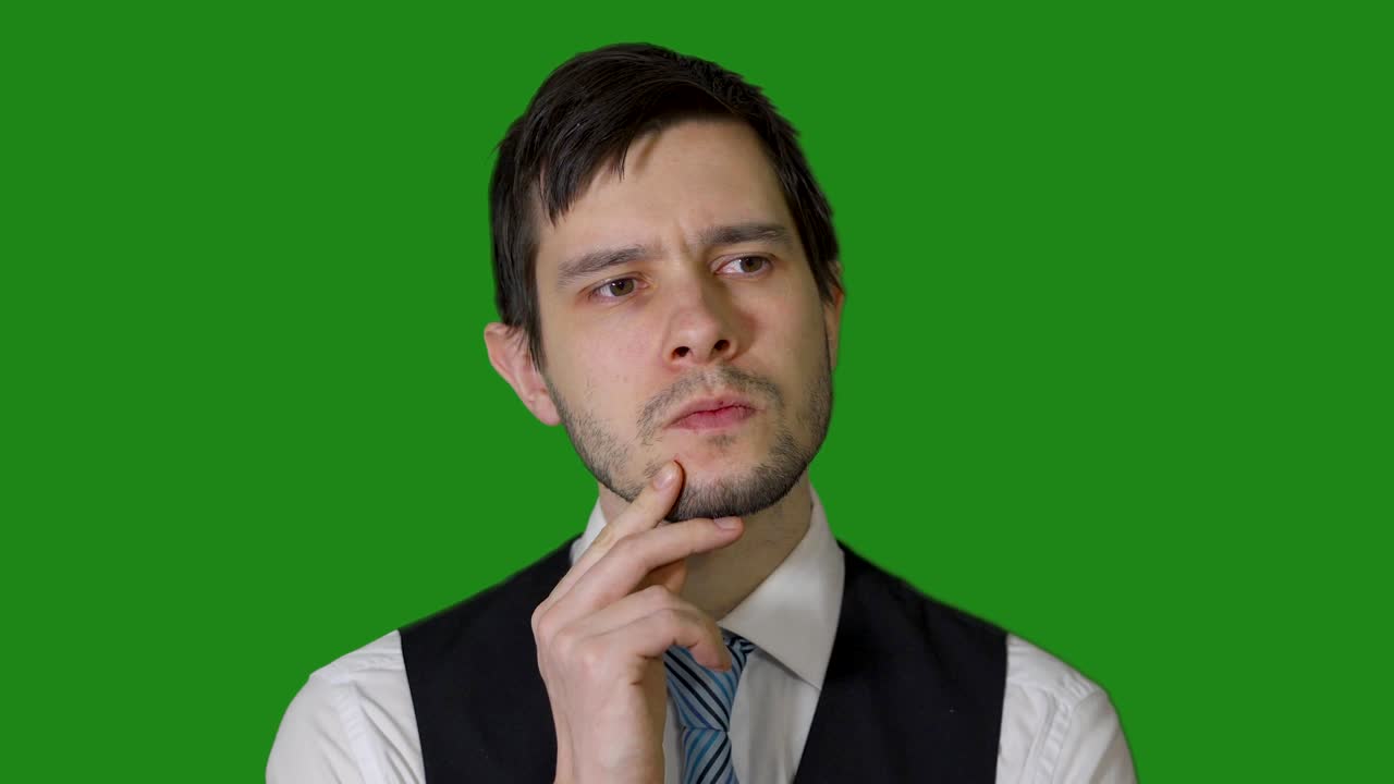 el joven está pensando en el fondo de chroma key.