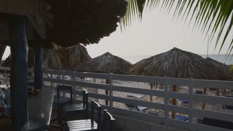 bonita vista desde el típico bar de playa a la playa de varadero, cuba