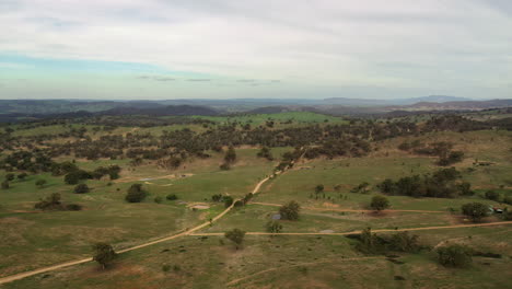 Gran-Toma-Aérea-Volando-Sobre-Un-Paisaje-Rural-De-Verdes-Campos-Rústicos-En-Mudgee,-Nueva-Gales-Del-Sur,-Australia