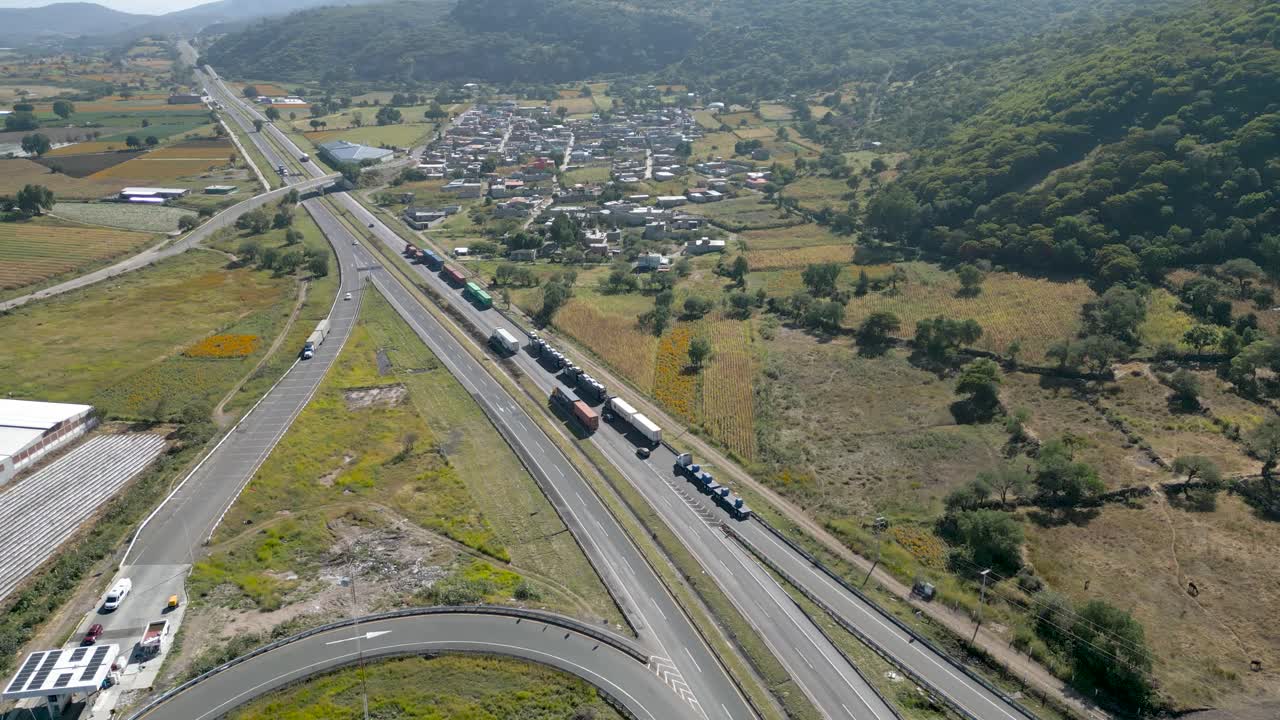 드론으로 찍은 농작물 밭 한가운데 도로