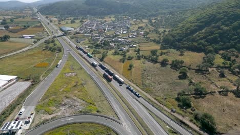 camino en medio de campos de cultivos tomados con drones