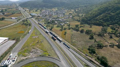 camino en medio de campos de cultivos tomados con drones