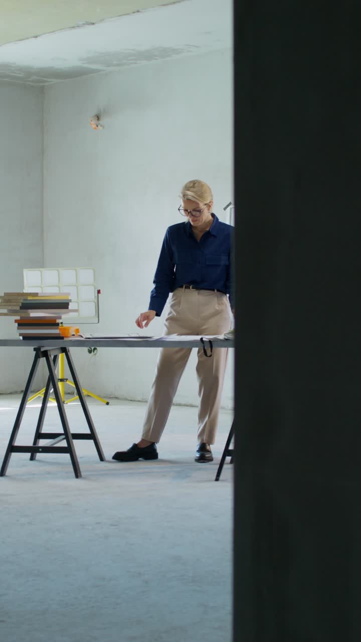 arquitecto revisando planos en un sitio de construcción