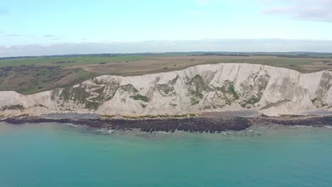 primer plano de un dron aéreo disparado hacia los acantilados blancos de dover sobre el mar