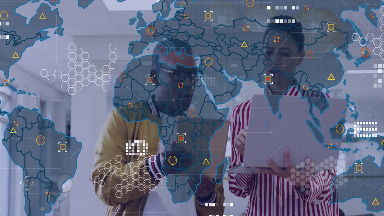 Colleghi che usano tablet e controllano il portatile; sovrapposizione di mappa del mondo che appare gradualmente per l'analisi dei dati aziendali