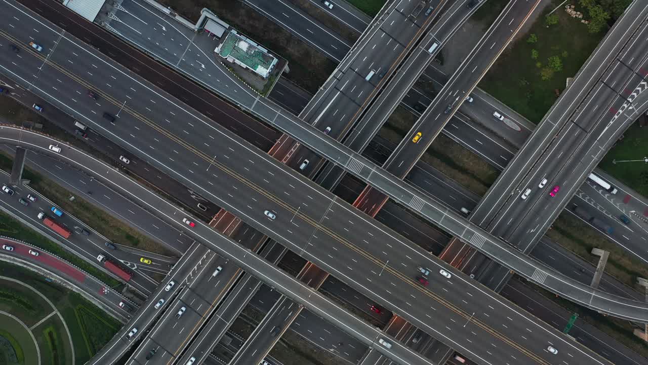 태국 방 시의 복잡한 도로와 고속도로 교차로의 높은 각도 위로 내려다보는 모습. 드론으로 찍은 사진은 교통 또는 추상적인 개념을 위해 사용할 수 있습니다.