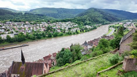 castillo de hirschhorn en el río neckar alemania, vista aérea en cámara lenta