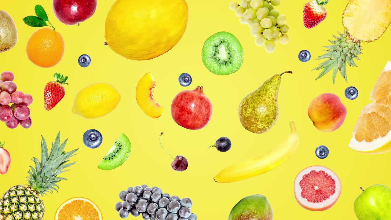 animación de video stop motion creativa de muchos frutos exóticos tropicales brillantes diferentes que aparecen rápidamente en un fondo amarillo de verano y desaparecen. vista desde arriba. bucle sin costuras.