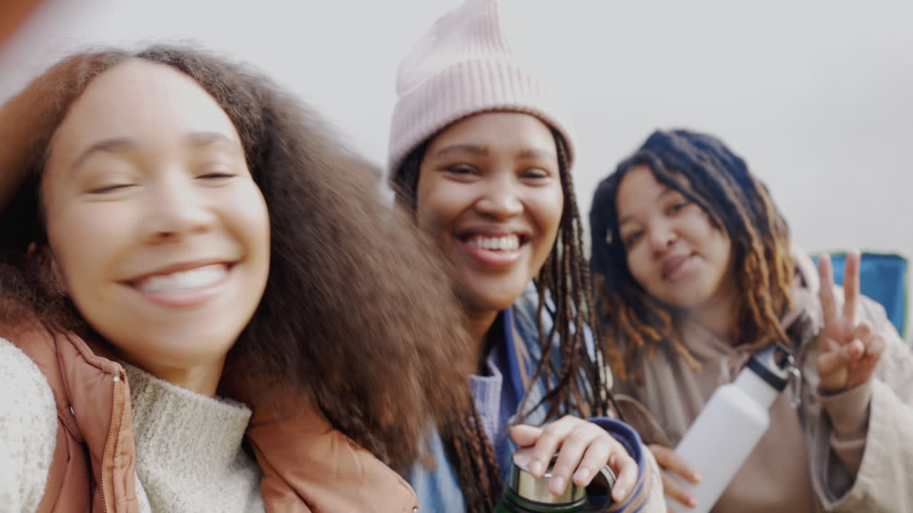 amigos, selfie y signo de paz al aire libre en la naturaleza