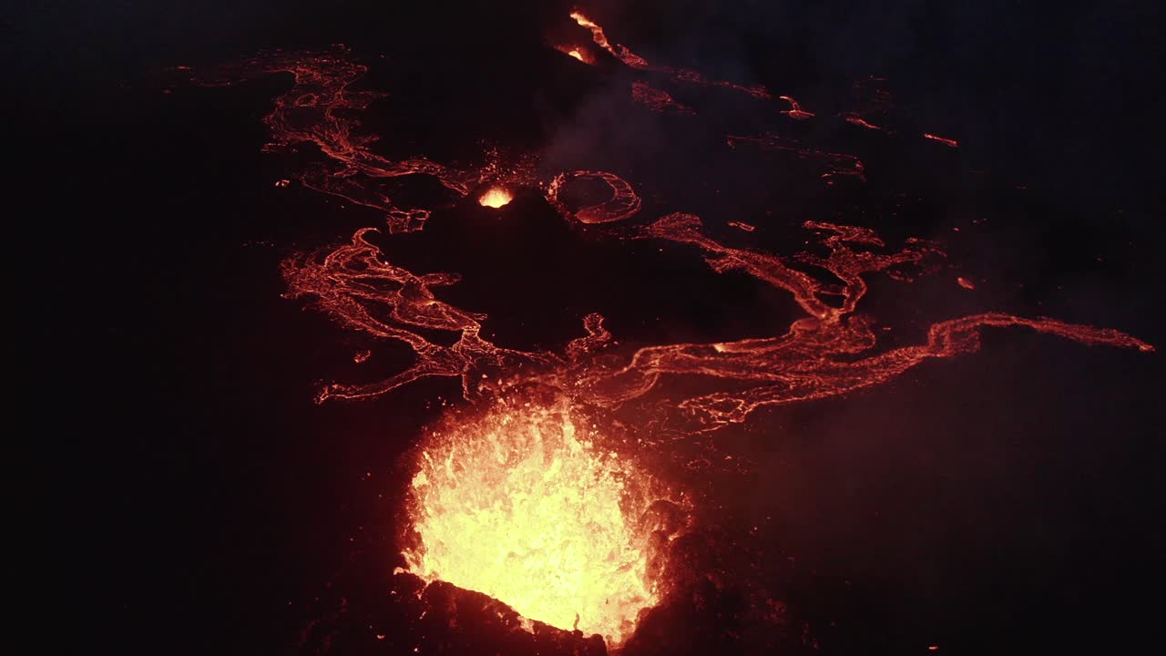 lava caliente y magma saliendo de los cráteres por la noche