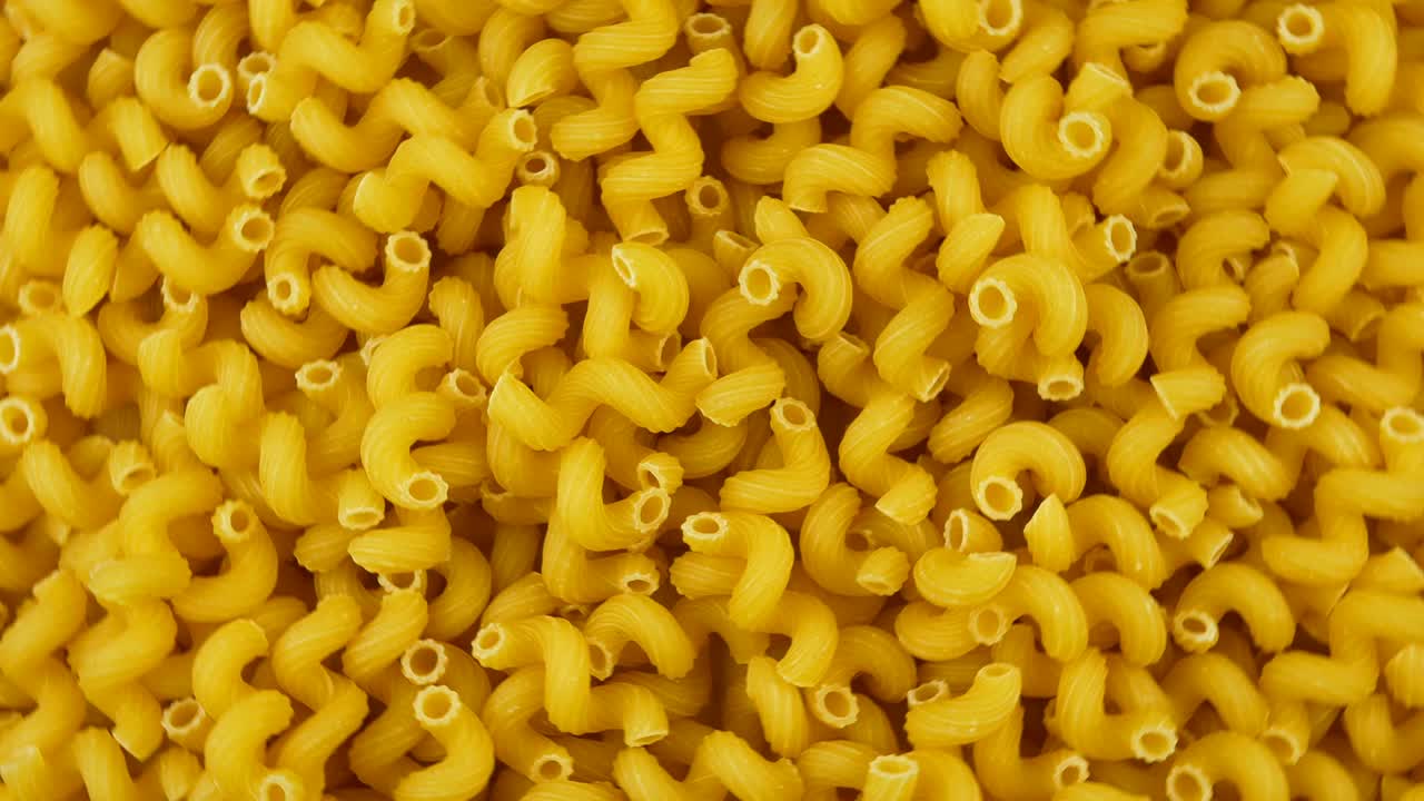 mucha pasta seca como espirales, girar el círculo. cocina popular italiana y europea. fondo de la comida.