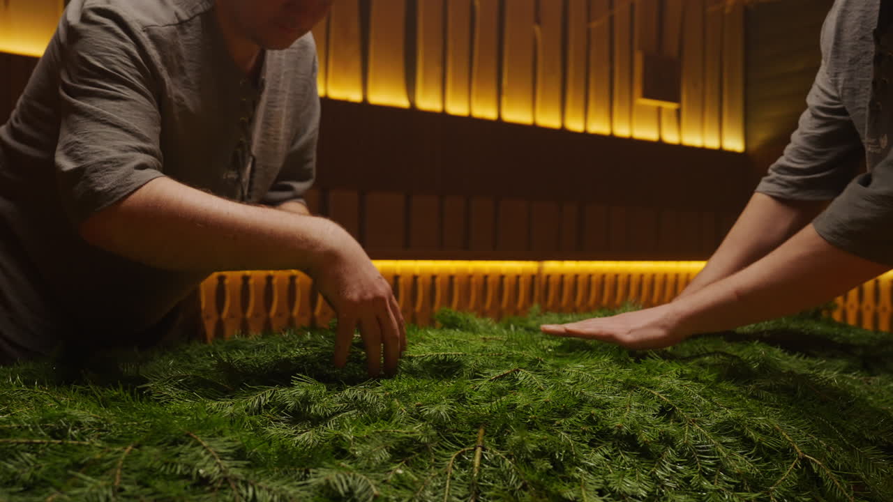 la creación de una corona navideña festiva