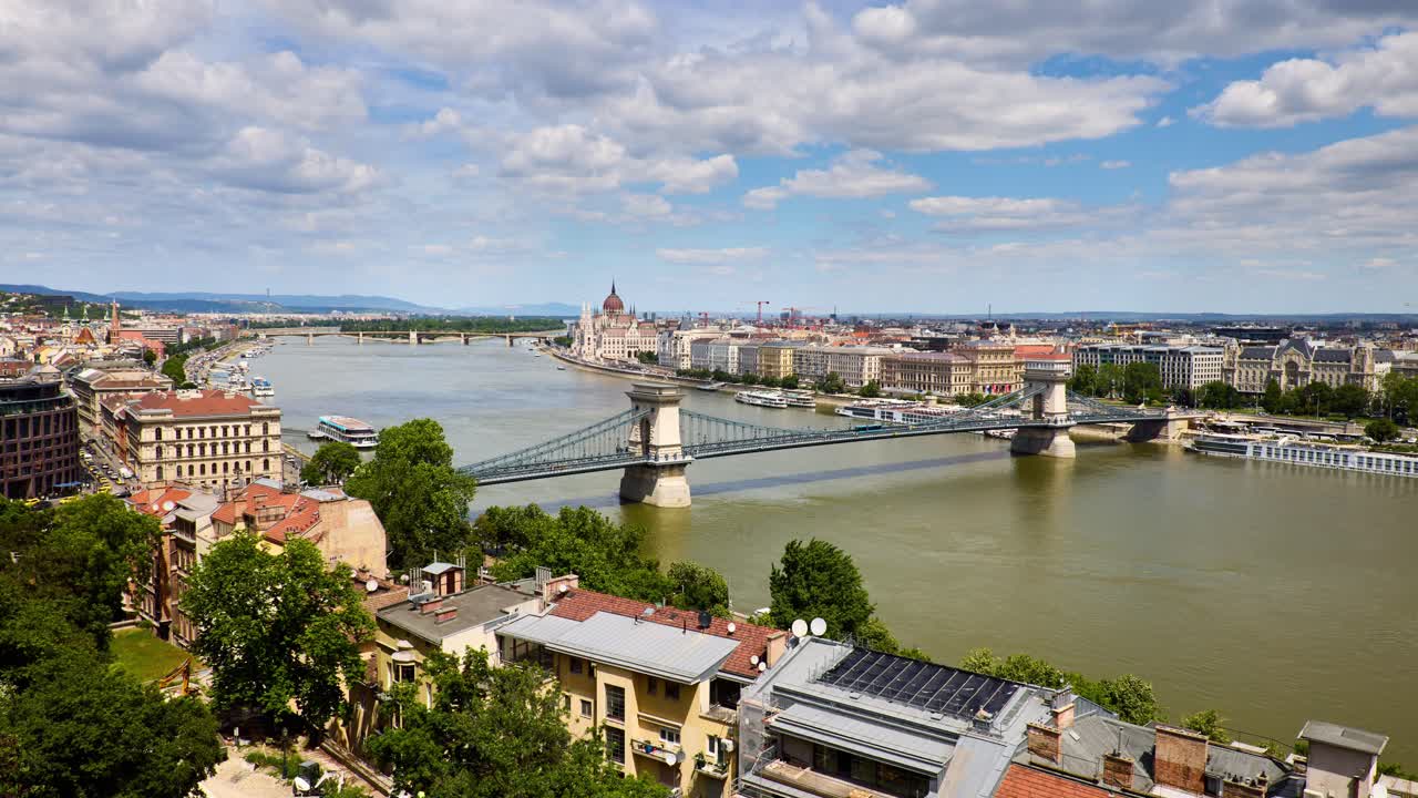 Budapest, Ungheria, time-lapse dello skyline della città, del fiume e del Ponte delle Catene Széchenyi