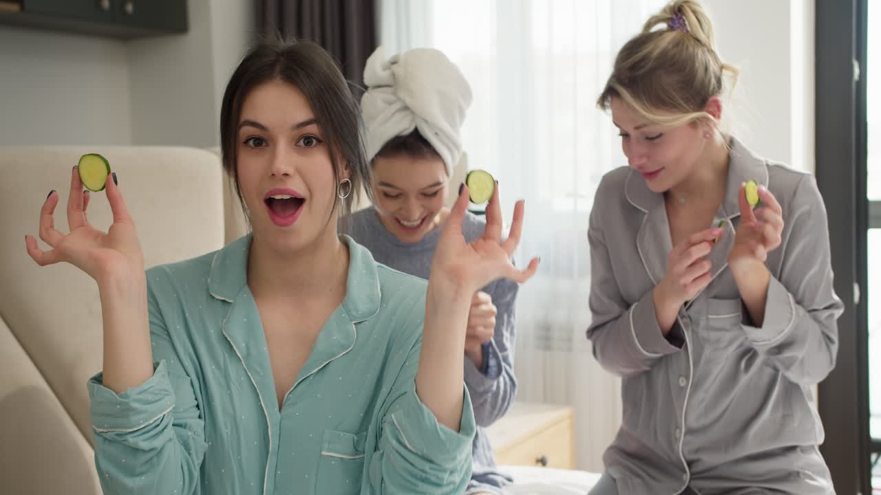 파자마 파티 - 오징어 마스크를 착용한 행복한 친구들이 피카부를 즐기고 있습니다.