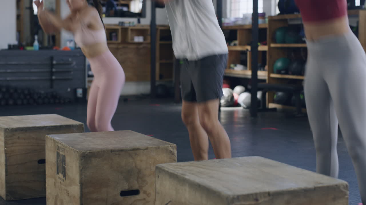 grupo de personas en forma que hacen ejercicio