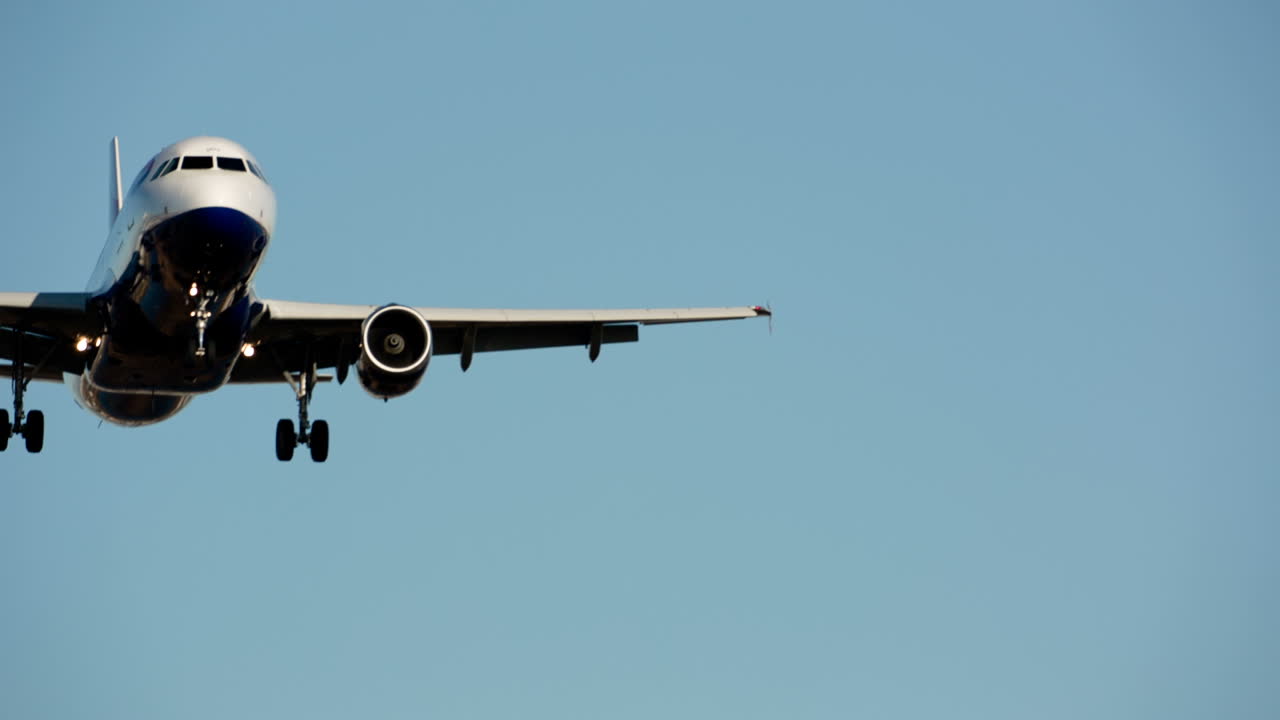 avión volando en el perímetro del aeropuerto