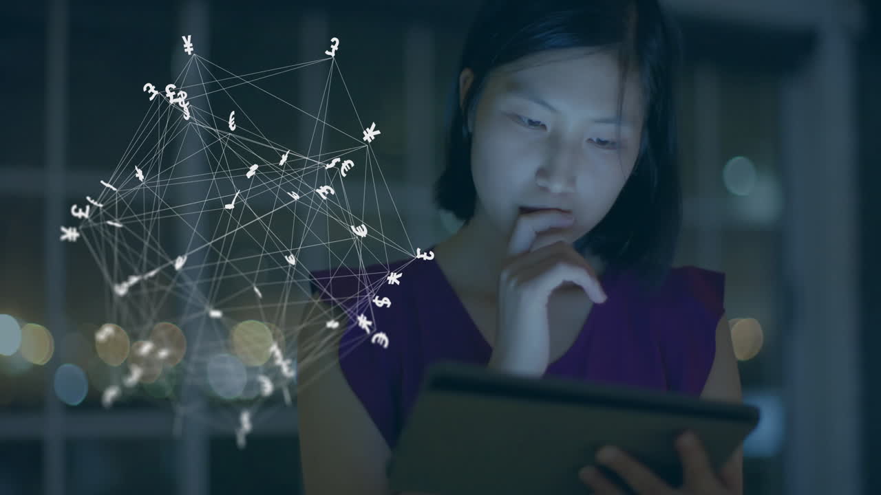 통화 표지판의 애니메이션, 네트워크 및 데이터 처리가 노트북을 사용하는 두 인종 여성에 대한 것입니다.