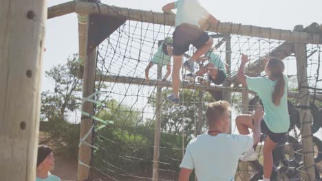 grupo de niños caucásicos entrenando en un campamento de entrenamiento