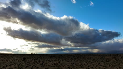 nubes de tormenta cruzando la cuenca del desierto de mojave - hiperlapso aéreo
