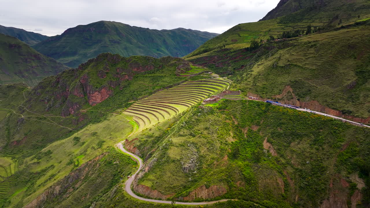 Antiche terrazze a Pisac nella Valle Sacra del Perù, che rivelano ampi pendii montani, strade tortuose e spettacolari scenari di altipiano, veduta aerea cinematografica.