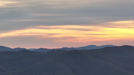 vista panorámica de una hermosa puesta de sol en un día de otoño