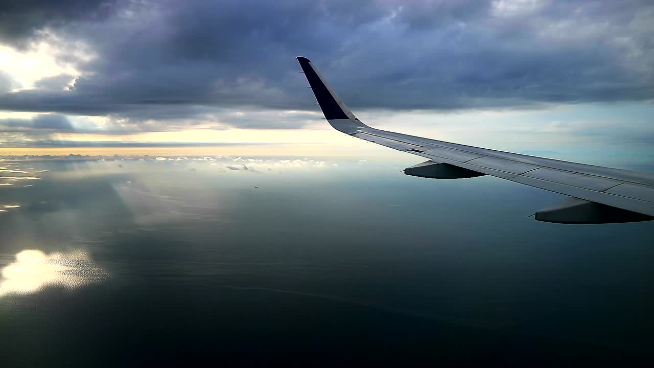 morgensol med mørk skyet himmel set fra passagerflyvinduer