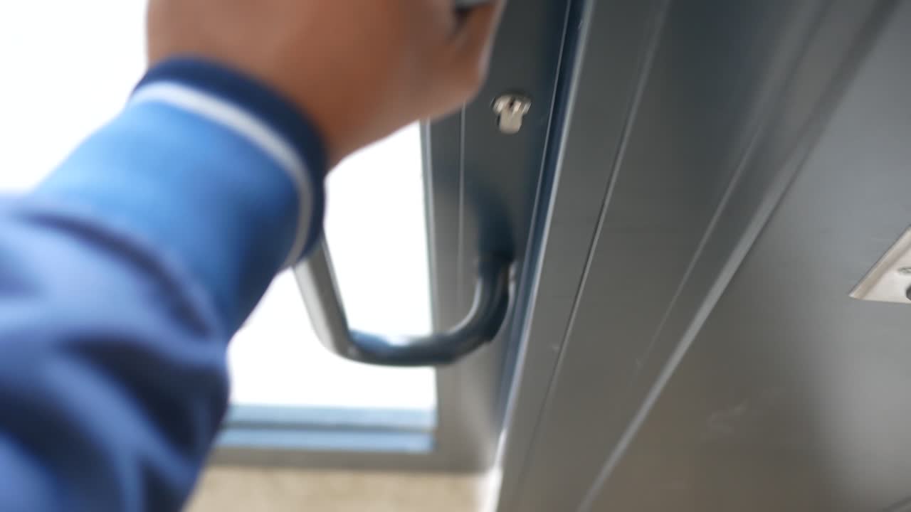 터치 없는 문 잠금 장치로 문을 열고 있는 사람