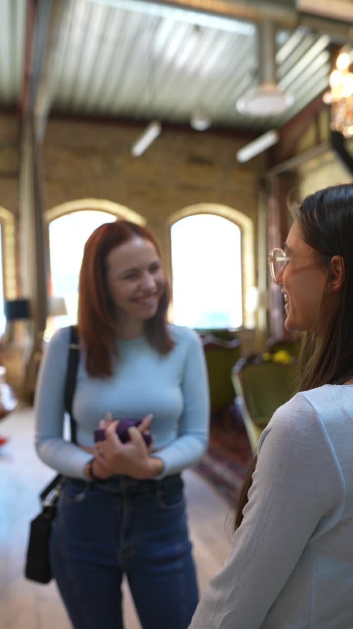 dos mujeres hablando en un interior vintage