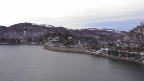 Vista-Aérea-Del-Lago-Y-La-Presa-De-Valea-Draganului-En-Transilvania,-Rumania