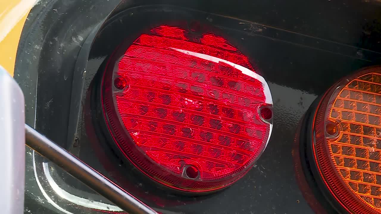 luces intermitentes de advertencia del autobús escolar