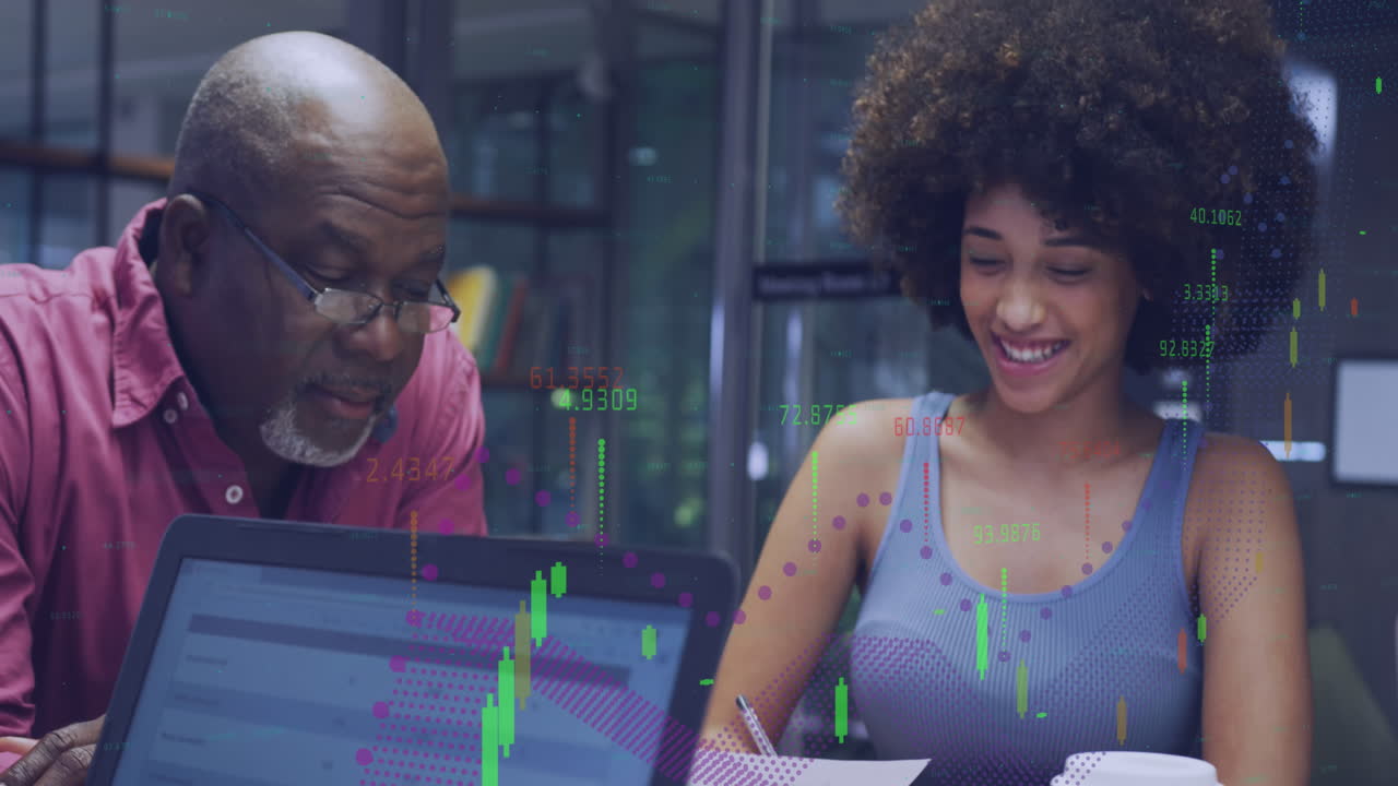 animazione dell'elaborazione dei dati finanziari su diversi uomini d'affari che lavorano in ufficio