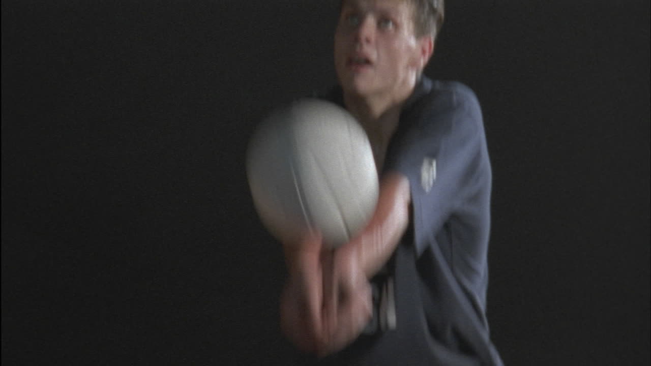 남자가 배구를 한다