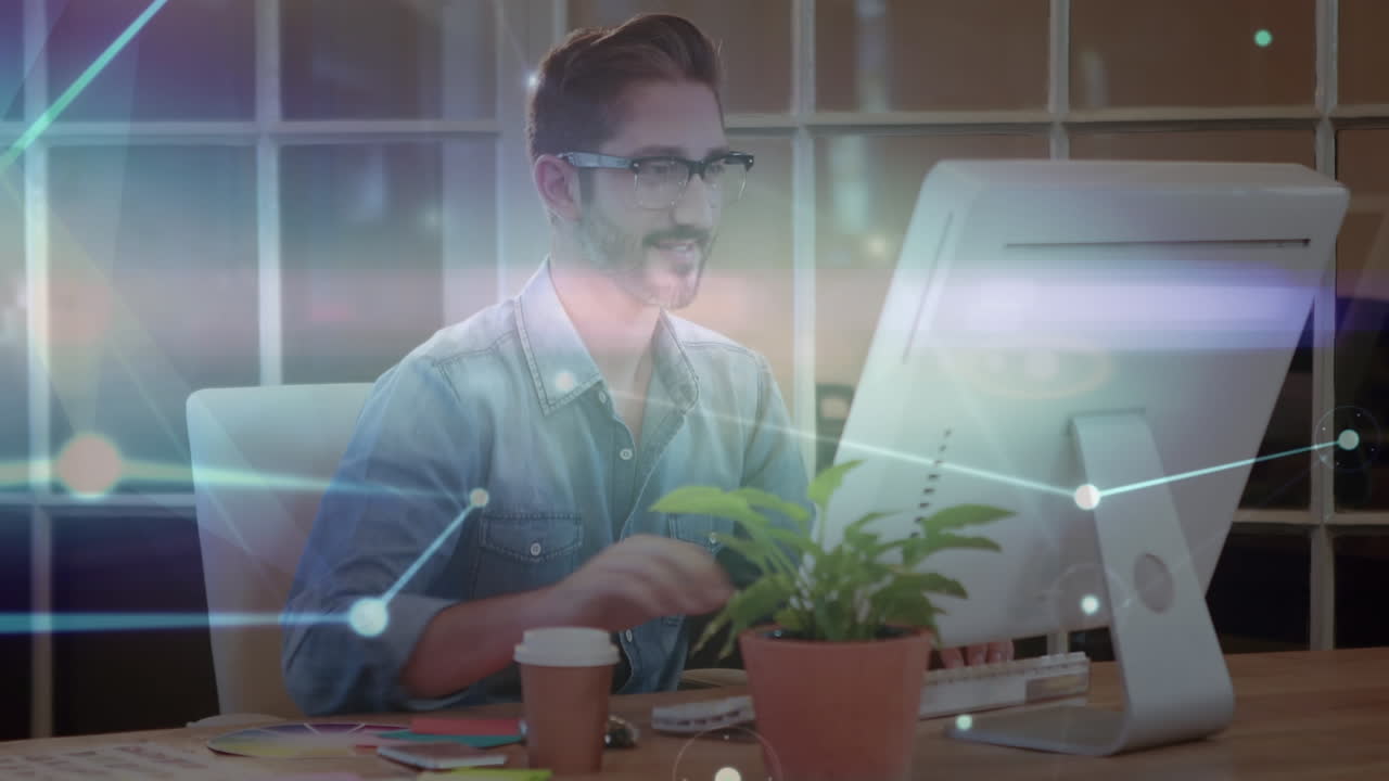 animación de redes de conexiones sobre empresario caucásico usando computadora