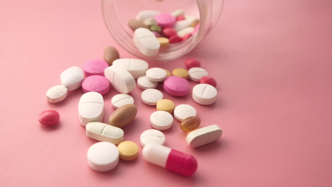 pastillas variadas en superficie rosada