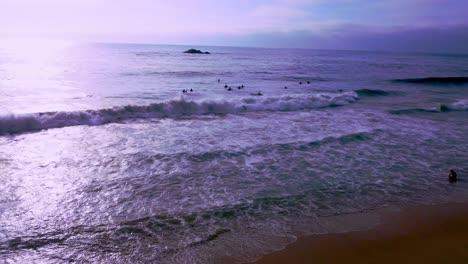 Tiefpass-Mit-Dji-Mini-2-Drohne-über-Den-Strand-Von-ReÑaca-In-Chile