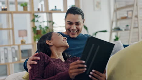 Paar,-Tablet-Und-Entspannen-Sie-Sich-Auf-Einem-Heimischen-Sofa