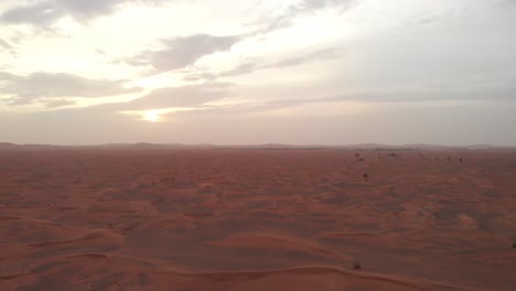 Toma-Aérea-Panorámica-De-Las-Dunas-Del-Desierto-Rojo-árabe-Al-Atardecer-En-Dubai,-Emiratos-árabes-Unidos