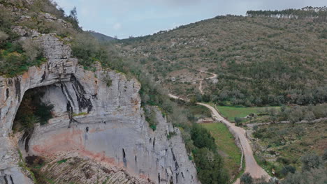 Buracas-Tal-In-Portugal,-Zeitlupen-Drohnenaufnahme