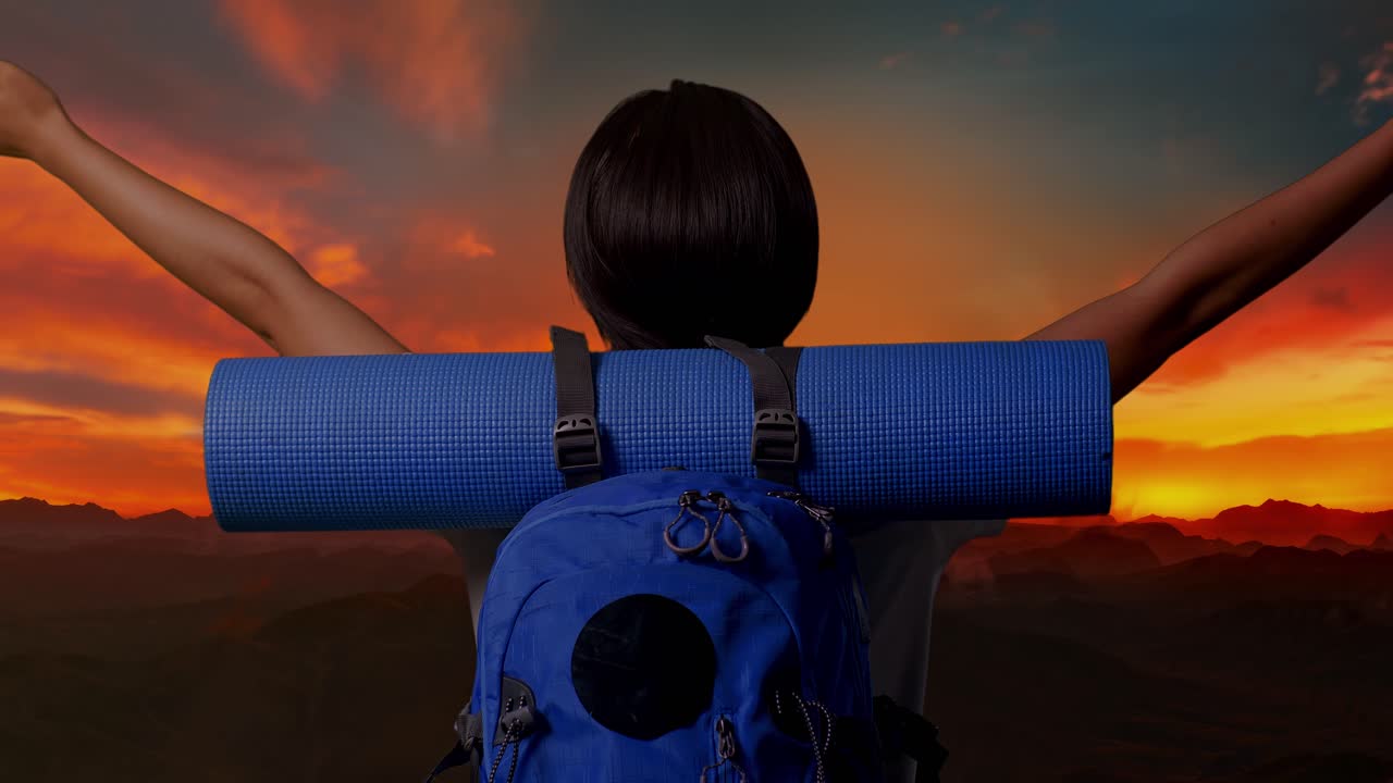 mujer en una aventura de senderismo al amanecer