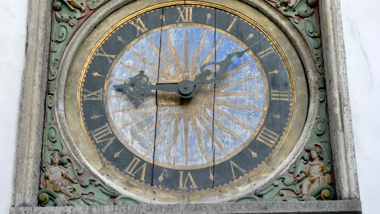 도시의 벽에 달린 나무 시계