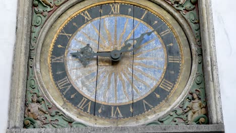 el reloj de madera en la pared de la ciudad